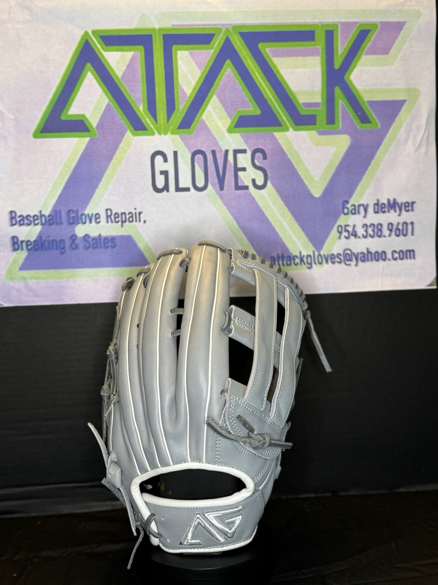 AG11 Gray/White H Web RHT