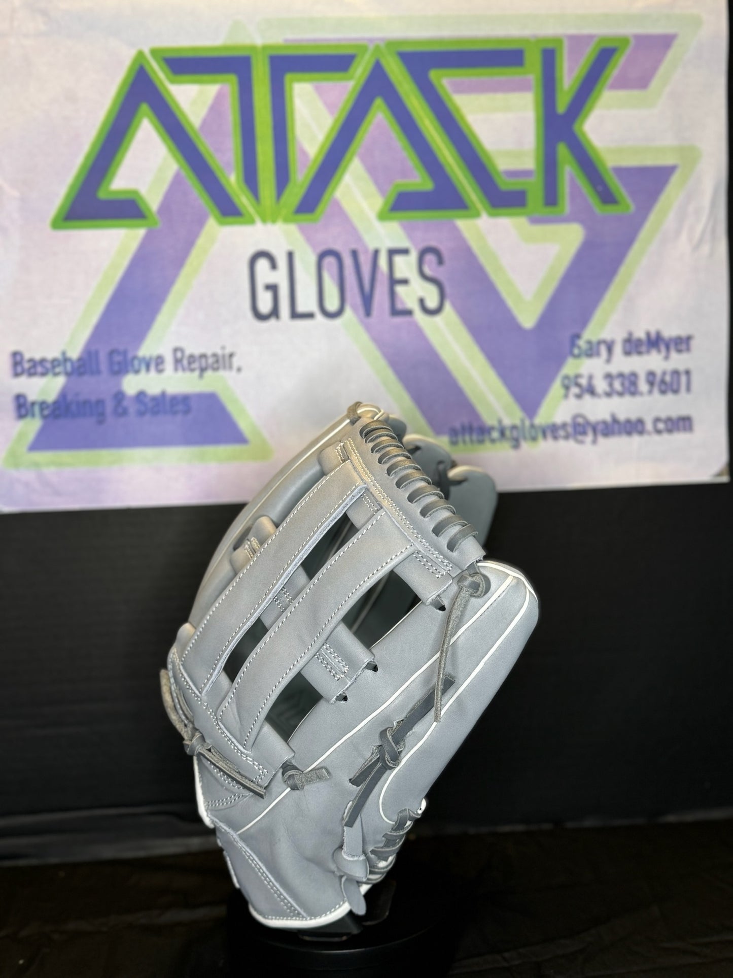 AG11 Gray/White H Web RHT