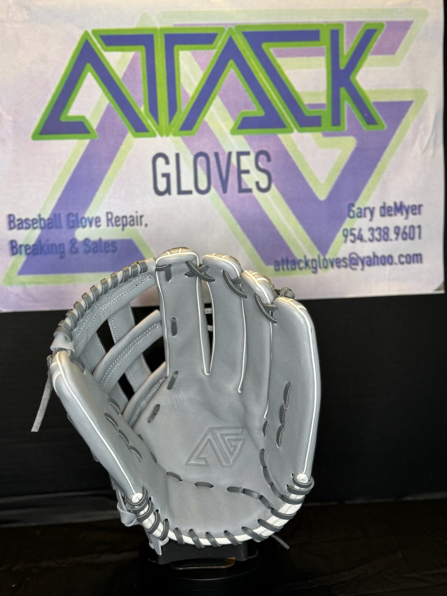 AG11 Gray/White H Web RHT